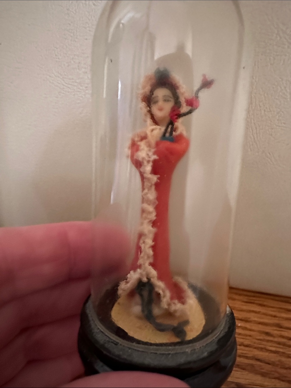 Miniature dolls under glass - Picture 2 of 5